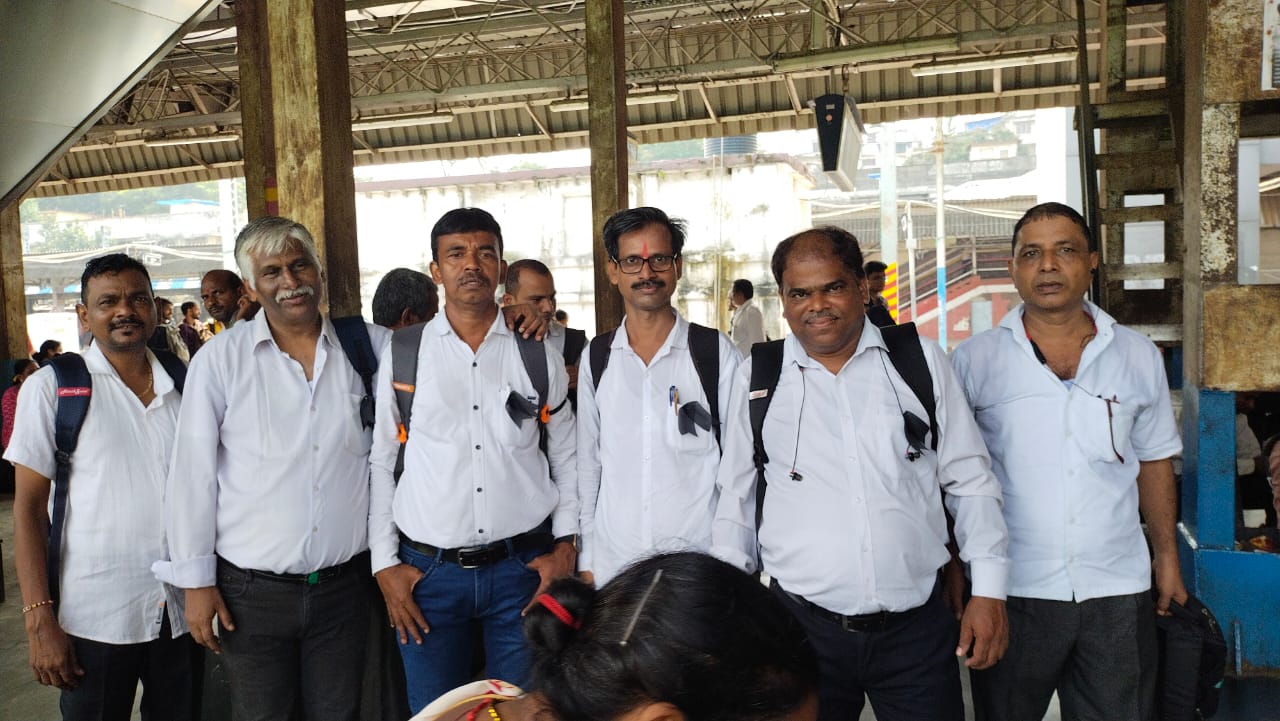 Mumbai Local Train Yatrion Ne Aaj White Day Protest Kiya, White Dress Pehenkar, Black Ribbon Lagakar Travel Kiya