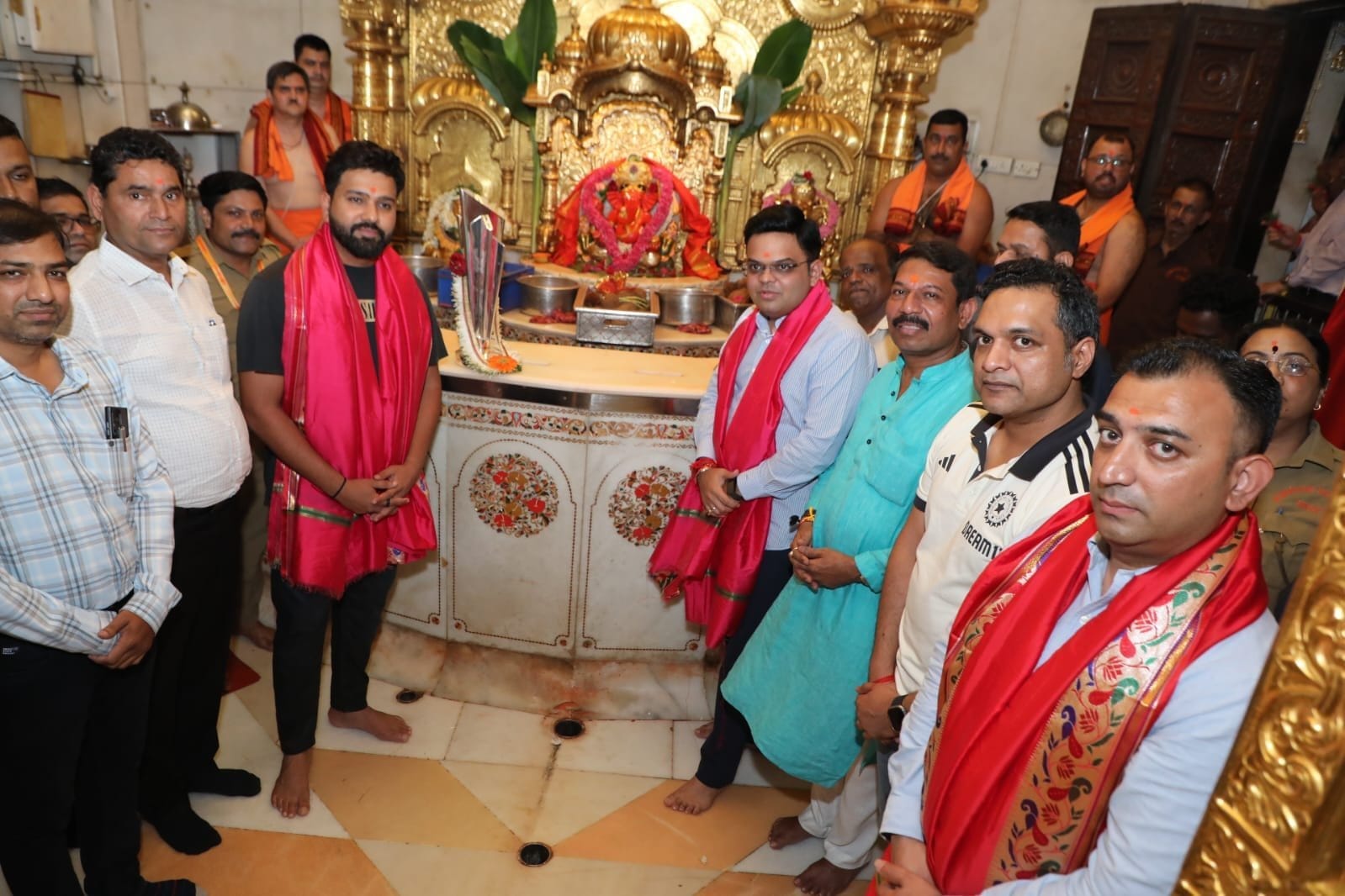 World Cup Trophy lekar Cricketer Rohit Sahrma aur Jay Shah Siddhivinayak Temple Pohanche