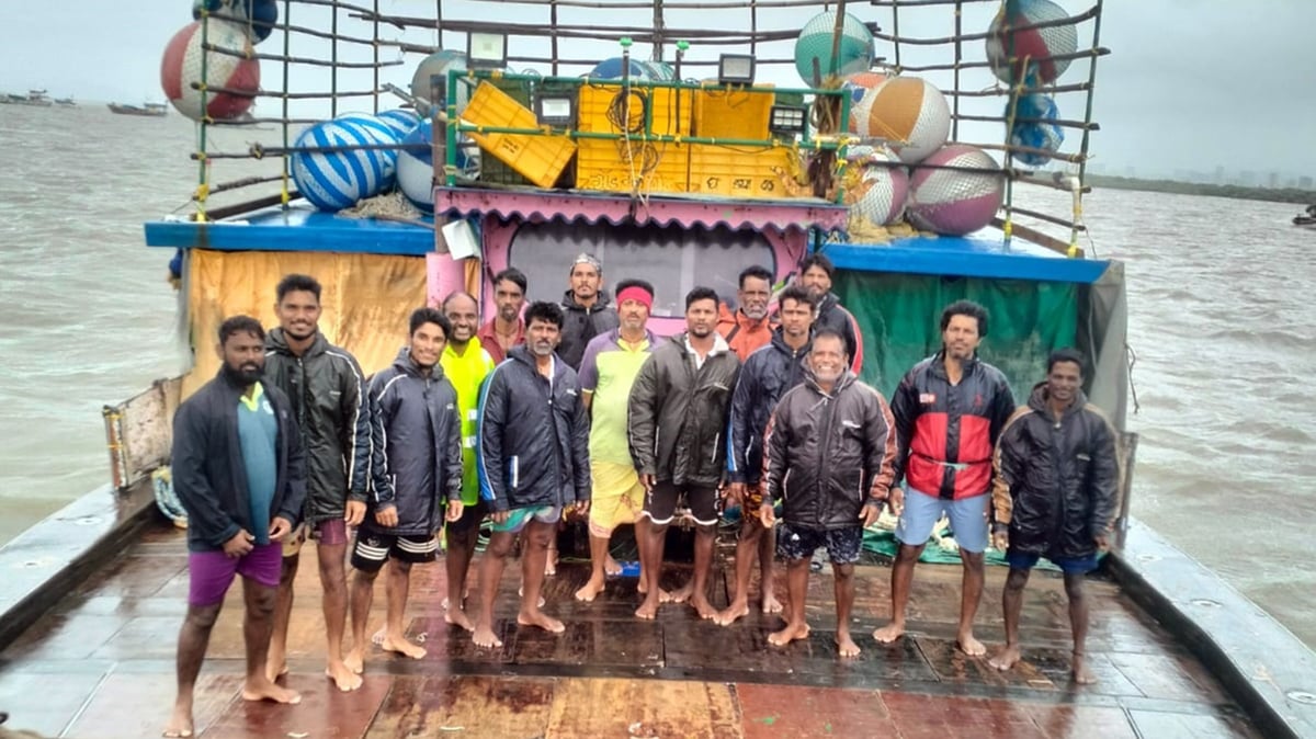 Machchi Pakadne Samundra Me Gayi Boat Ka Fan Toota, Mira Bhayandar, Uttan Ke Pass Beech Samundra Me Phanse 18 Logon Ko Rescue Kiya Gaya