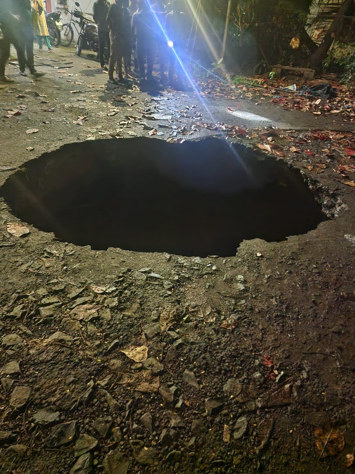Road Dhans Gaya – 24 Ft Gehra Khadda Hua Tha Metro Project 7A Work Ke Pass At Andheri East Sahar Road