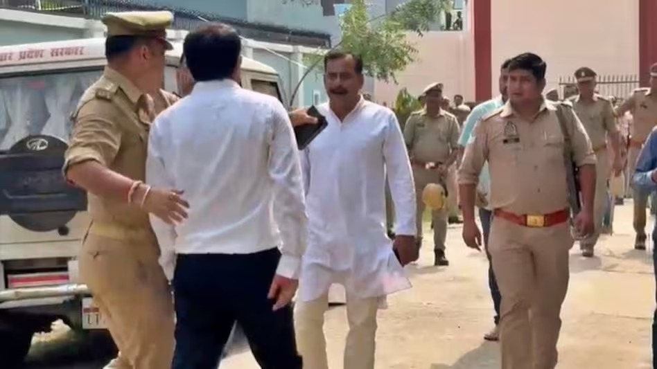 BJP MLA Ko Thappad Maara, Police Ne Kiya Beech Bachao, Video Hua Viral, UP Lakhimpur Ka Mamla