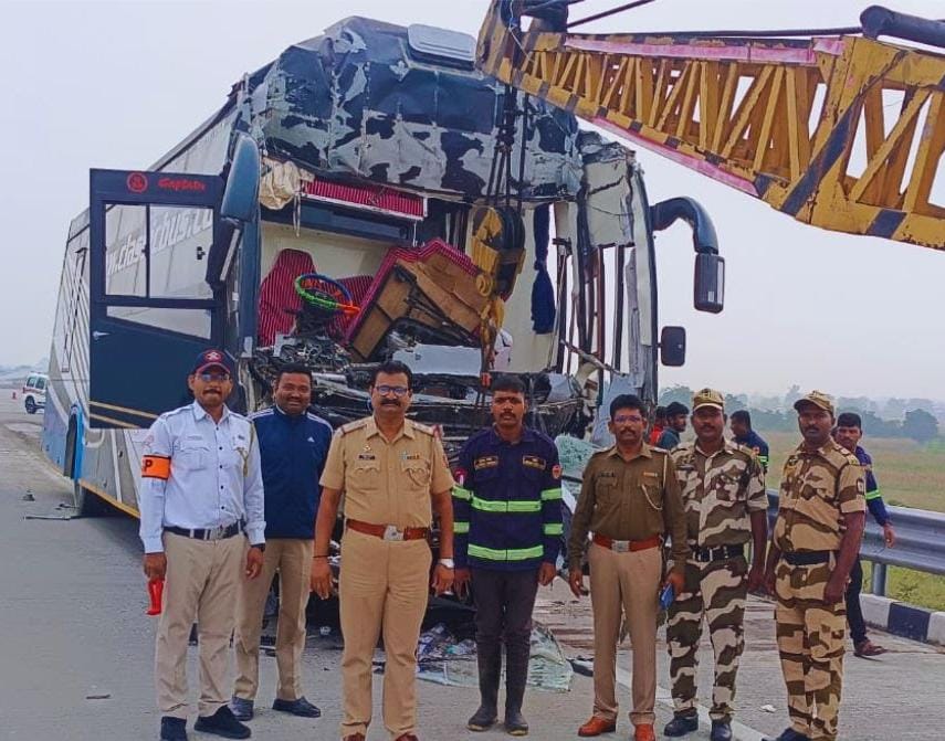Bus Takrai Container Truck Se, Samruddhi Mahamarg Me Aaj Subha Hue Iss Accident Me 16 Log Ghayal Hue