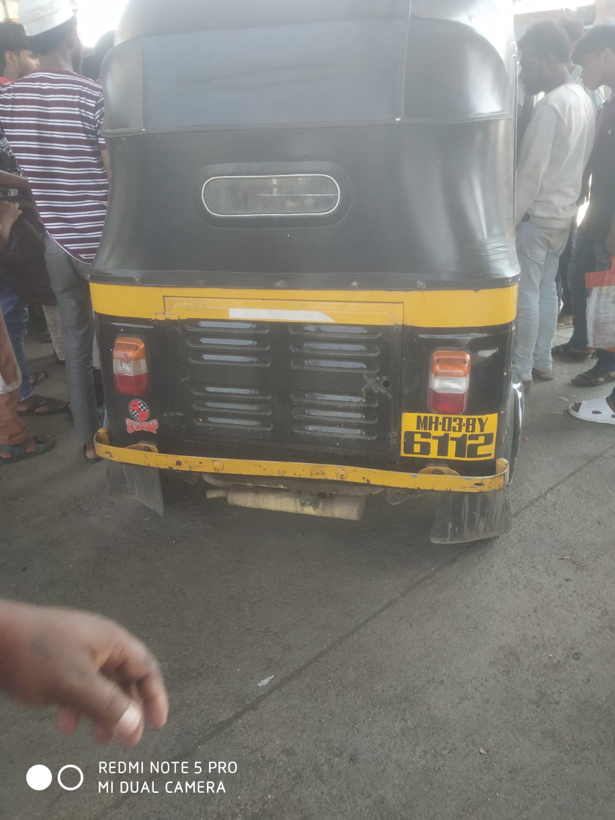 BMC school ke students le ja rahi autorickshaw hui palti , Bacche Imjured