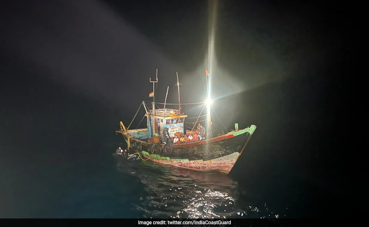 Mumbai Samundra Kinare Fishing Boat Se Rs 11.46 Lakh Unauthorised Cash Zabt Kiya Indian Coast Guard Ne