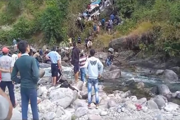 Bus Giri 200 Feet Gehri Khaai Me, 36 Logon Ki Death Hui at Uttarakhand, SDRF Ki Team Spot Par, Rescue Operation Jaari