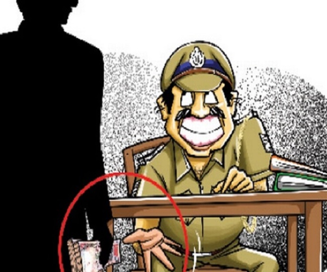 Rishwat Me Mobile Lene Ke Aarop Me Andheri West Amboli Police Station Ki Mahila Police PSI Ko ACB Ne Pakda