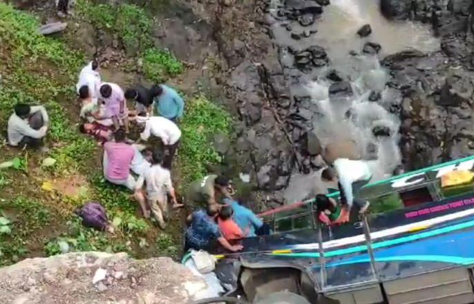 Bus Giri Khaai Me, 50 Passengers Injured Hue At Amravati, Rescue Operation Jaari