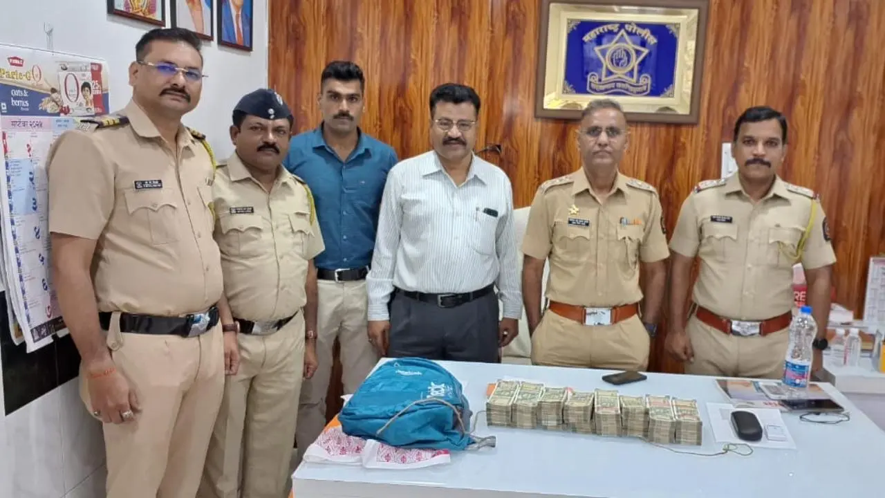 Lawaris Bag Mila Local Train Me, Bag Me Cash 20 Lakh Rupiye Nikle At Kalyan