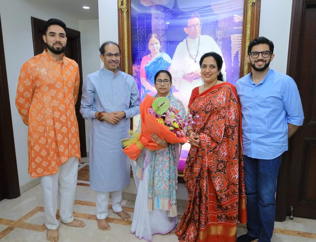 WB CM Mamata Banerjee Mumbai Me, Ambani Ki Shaadi Me Jaane Se Pehle Uddhav Thackeray Ke Ghar Pohanchi