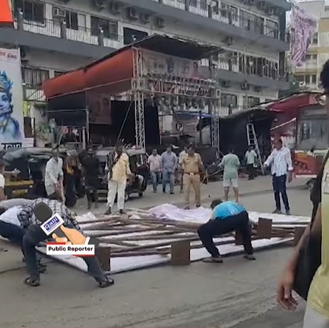 MNS ka dahi handi ka bada banner bording tez hawa se gira at hill road Bandra West no casualty