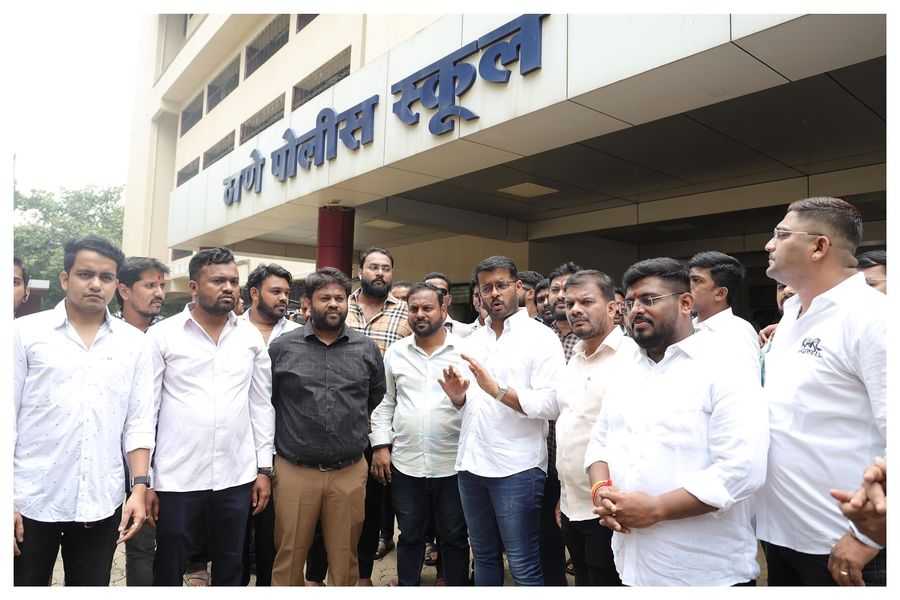 School Fees Nahi Bharne Par 100 Se Zyada Students Ko Bahar Khada Rakha Gaya Pehle Hi Din At Thane