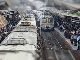 Chalti Kasara Local Train par Patthar Mara Unknown Shaks ne, 2 Yatri Injured Hue Between Titwala – Khadavli
