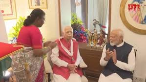 BJP senior Leader LK Advani sahit 5 Logon ko Bharat Ratna diya President Droupadi Murmu ne