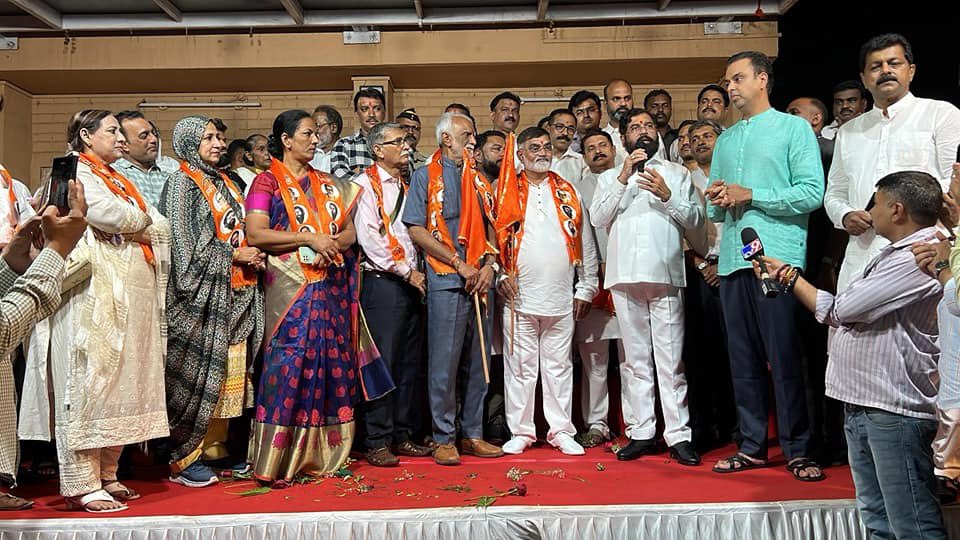 South Mumbai Congress 3 Ex Corporators Sahit Sekdon Logon Ne Shivsena Join Kiya CM Shinde Ke Presence Me