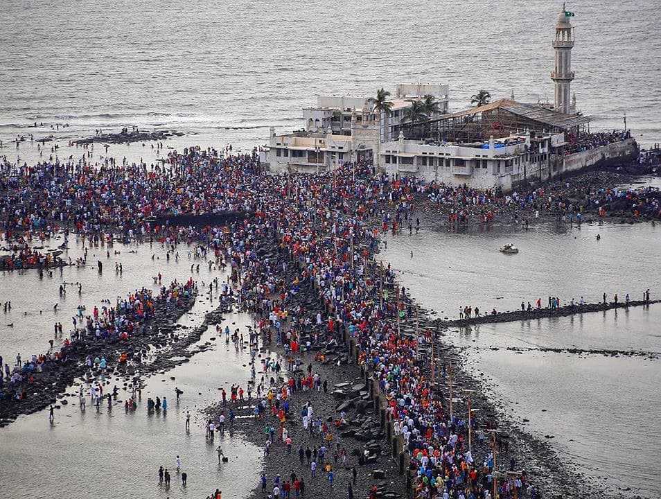 Haji Ali Dargah 3 Lakh Se Zyada Logon Ne Visit Kiya Iss Saal Eid Ul-Fitr Ke 2nd Day Basi Eid Ke Mauqe Par.