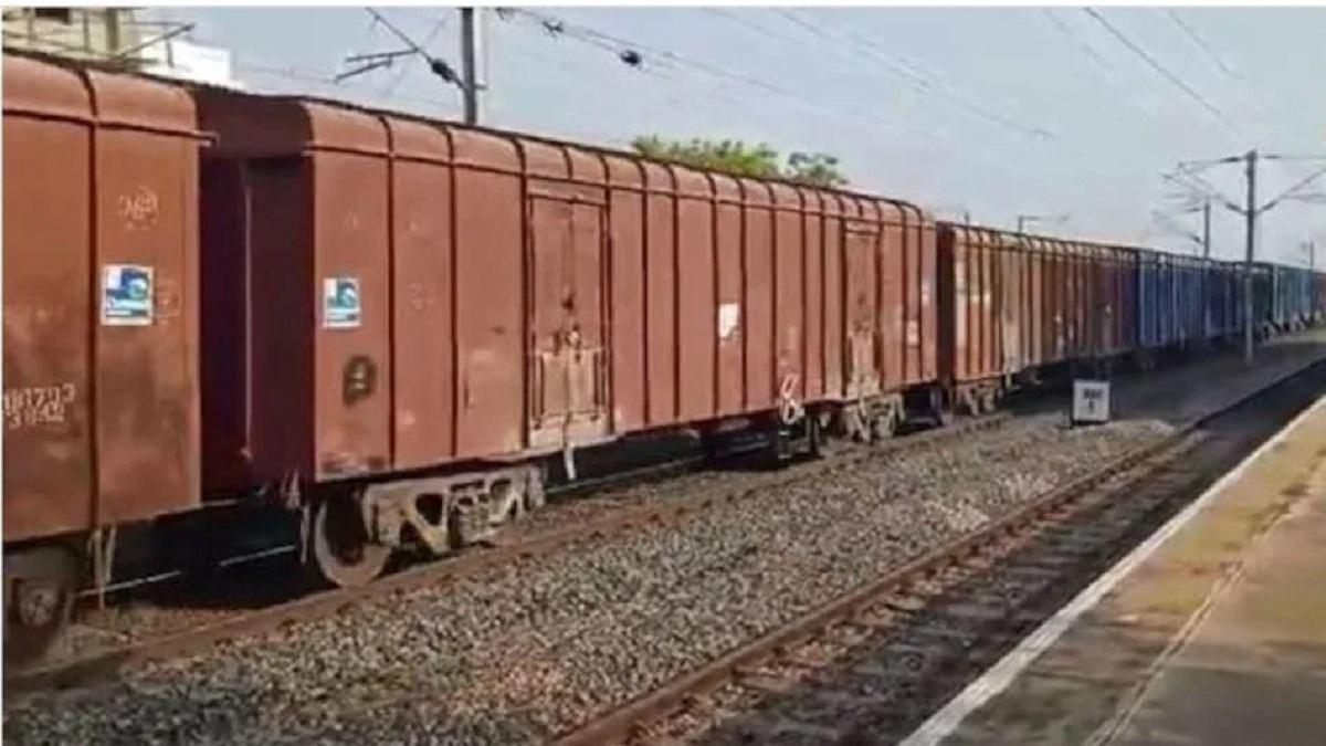 Maal Gaadi Patri Se Utar Gayi, Rangapani Railway Station Ke Pass, West Bengal Me, No Injuries Reported
