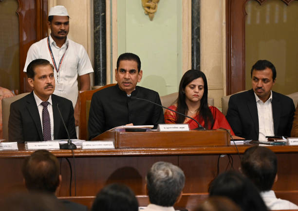 BMC Chief Iqbal Singh Chahal sahit Additional aur Deputy Commissioners ko hataya Election Commission of India ne