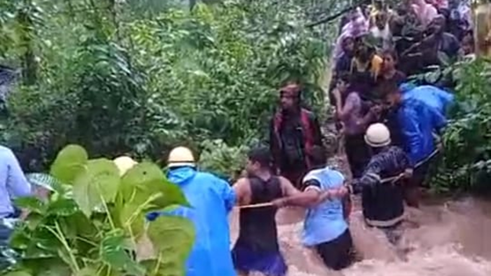 Waterfall Ke Pass Ghumne Gaye 70 Tourist Phanse Heavy Rain Fall Me, Fire Department Ne Rescue Kiya At Navi Mumbai