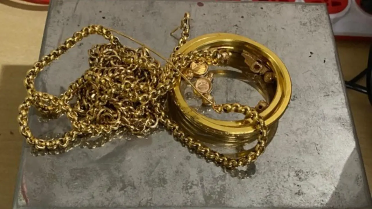 Gold Smuggling: 4.66 Kg Ke Sath Electronics Goods Worth Rs 4 Crore Seize Kiya Mumbai Customs Ne At Airport, 1 Arrested