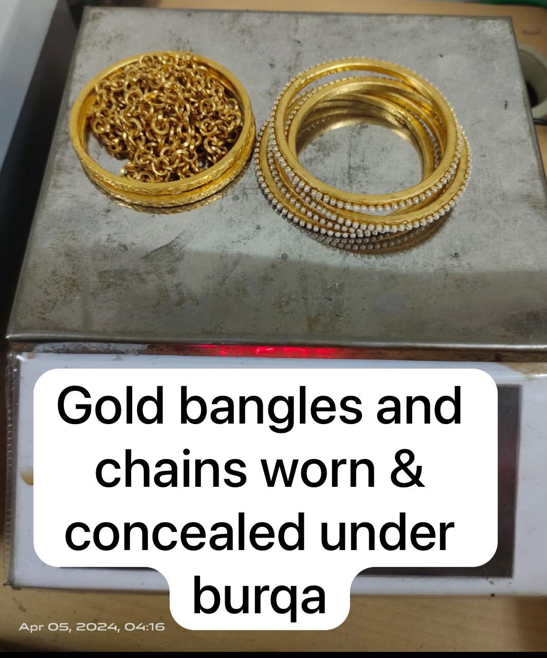 Mumbai Customs Ne Gold 4.37 Kg Value 2.46 Crore, 172.96 Kg Silver 2.59 Crore Value Ke Sath Electronic, Cosmetic Goods Seize Kiya At Airport