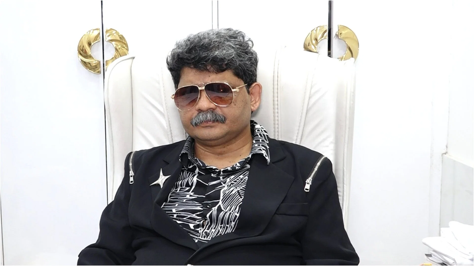 BiggBoss18 House Se Pehla Contestant Gunratan Sadavarte Ghar Ke Bahar Aaye Kiya Hai Wajha?