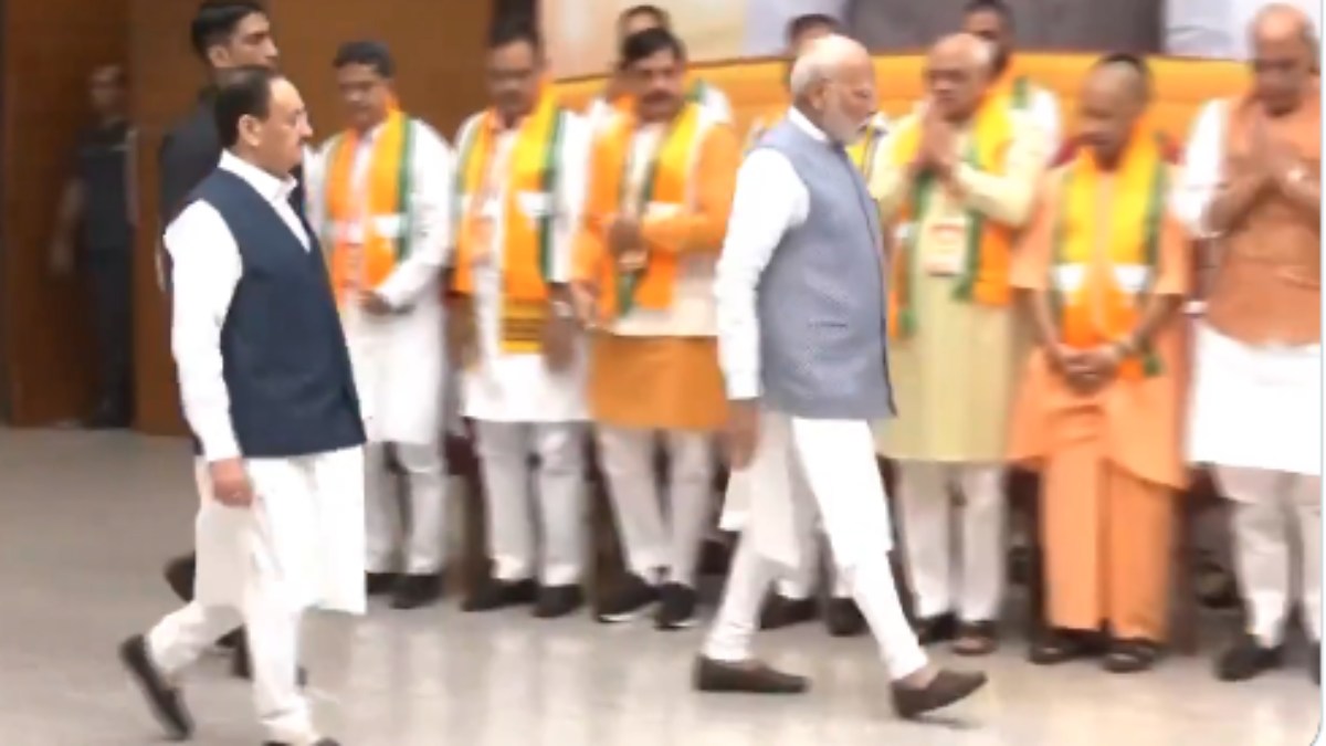 CM Yogi Ne PM Modi, HM Amit Shah, Ko Hath Jodkar Namaskar Nahi Kiya, Sirf Rajnath Singh Ko Kiya, Video Viral Hua