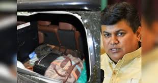 Minister Uday Samant Ki Car Par Pattharoo Hua At Washim Yuvat Mal, Maha Yuti Candidate Ke Prachar Mein Gaye The.