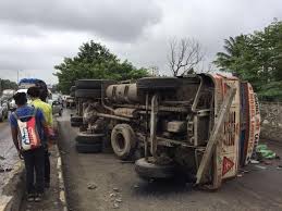 Truck Palti At Ghansoli Station, Thane Belapur Road Par Laga Lamba Jaam