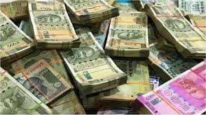 Cash 95 Lakh rupiye baramad hua Car se at Satara, Acharsahina me lagayi gyai Nakabandi me seize kiya gaya cash