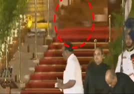 Mysterious – Animal Dikha Rashtrapati Bhavan Me Oath Ceremony Ke Dauran, Video Viral