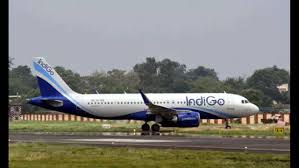 Flight Hai Ke Train Ka Dabba – Indigo Flight Me Standing Passenger Dikhayi Diya, Flight Udaan Bharne Se Pehle Roki Gayi At Mumbai Airport