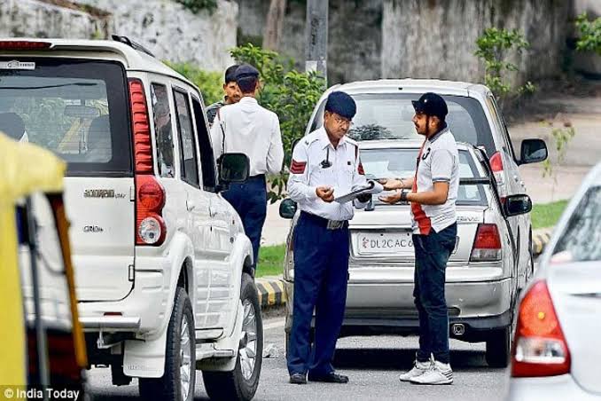 Mumbai Traffic Police Ne Wrong Side Driving Karne Wale Logon Par 1798 Cases Darj Kiya 1813 Gaadiyon Par Under BNS Law