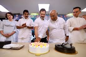 Congress Leader Rahul Gandhi Ne Apna 54th Birthday Party Office Me Cake Cut Kar Celebrate Kiya.