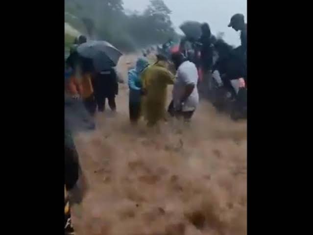 Raigad Fort Par Tourist Ke Jane Par Lagi Rok, Heavy Rainfall Ke Chalte Force Me Pani Behne Ka Video Hua Viral