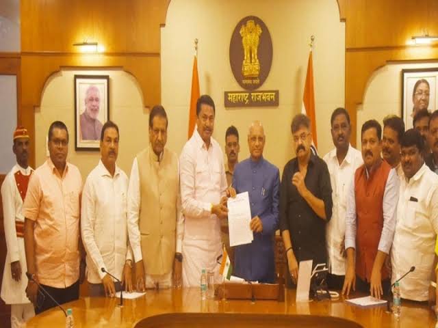 Sarkar Barkhast Karne Ki Maang Karte Hue Maharashtra Governor Ko Letter Diya MVA Leaders
