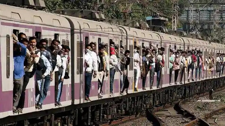 Mumbai Local Train Ki Bheed Se Logon Ko Milsakta Hai Chutkara, Railway Minister Ne Local Train Service Badhane Kaha