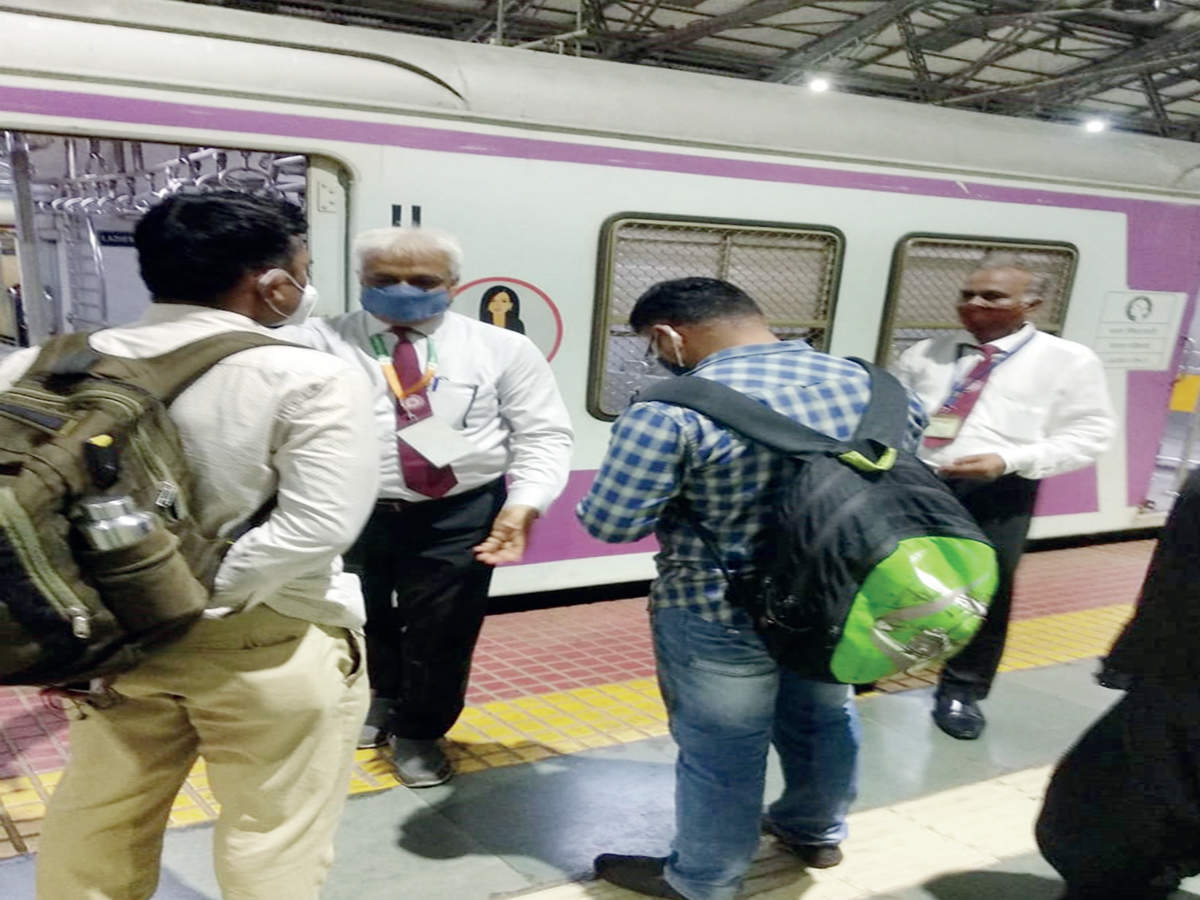 Bina Ticket Train Me Travel Karne Wale 765 Logon Ko 8 Ghante Me Pakda, CSMT Station Par 2 Lakh Fine Vasoola Gaya