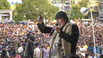 Patthar Bottles Phenki Gayi, Mithun Chakraborty Ke Road Show Ke Dauran At West Bengal, BJP Candidate Ki Campaiging Kar Rahe They
