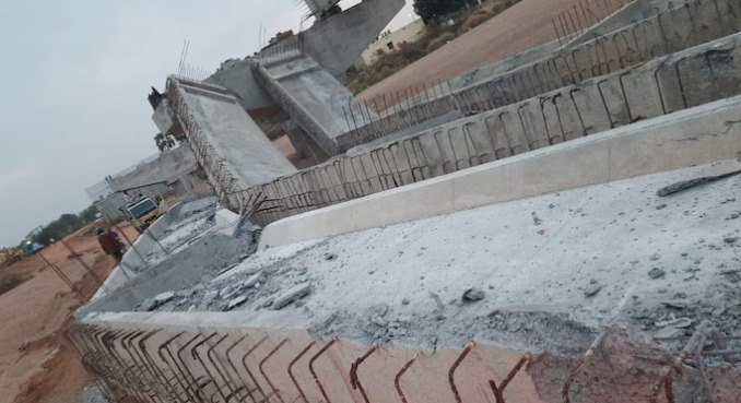 Bridge Gira – Kharab Mausam Tez Baarish Aur Hawa Se Under Construction Bridge Collapse Hogaya At Telangana