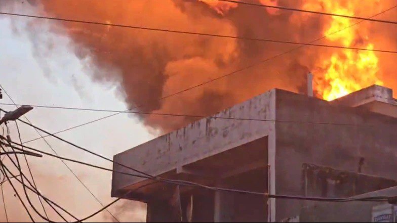 Fire In Paint Factory At Alipur Delhi, 11 Logon Ki Death Hui 4 Injured Hue
