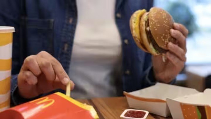 MacDonalds Burger Me Naqli Cheese Dene Par Maharashtra FDA Ne Ki Karwai