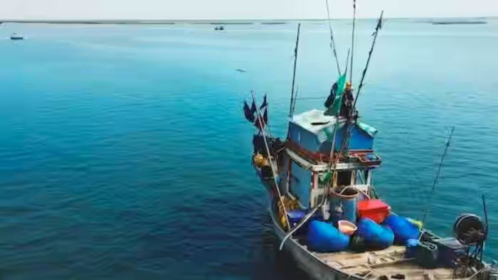 37 Fisherman Ko Arrest Kiya Gaya Murud Samundra Kinare Se, LED Light Se Fishing Kar Rahe They