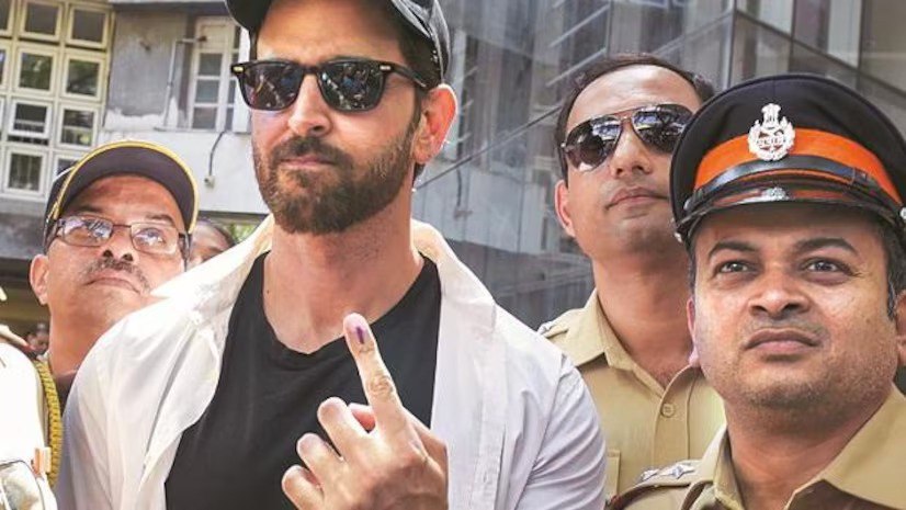 Actor Hrithik Roshan, Unki Behen Sunaina Roshan, Aur Unke Maa-Baap Rakesh Roshan Aur Pinkie Roshan Ne Mumbai Ke Ek Polling Booth Mein Apna Vote Daala.