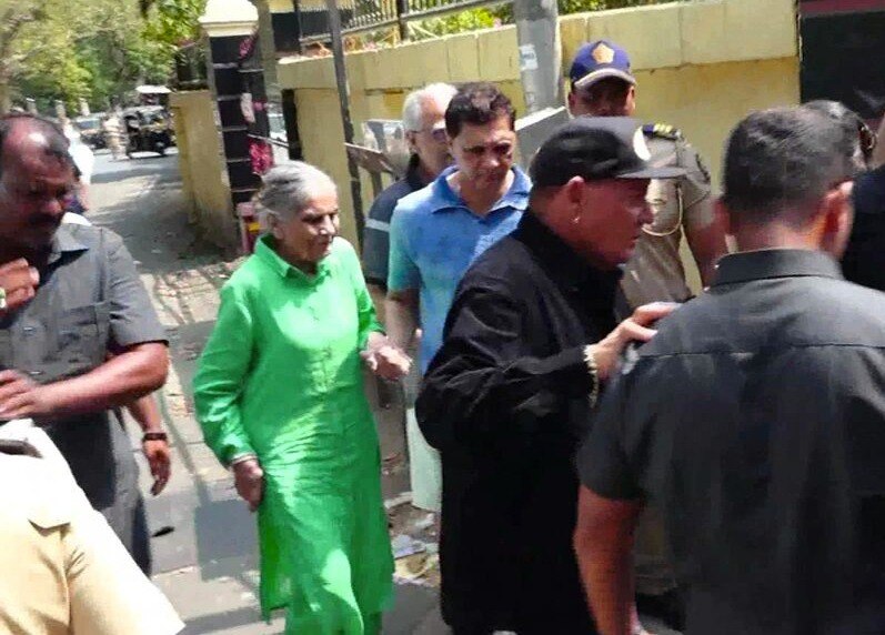Film Producer And Veteran Actor Salim Khan Aur Unki Wife Salma Khan Ne Vote Dene Pohanche