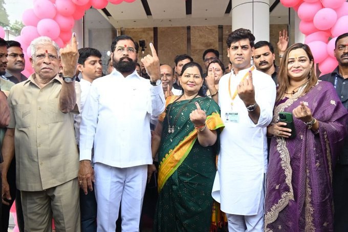 Maharashtra CM Eknath Shinde Thane Mein Ek Polling Booth Par Matdaan Karte Hue