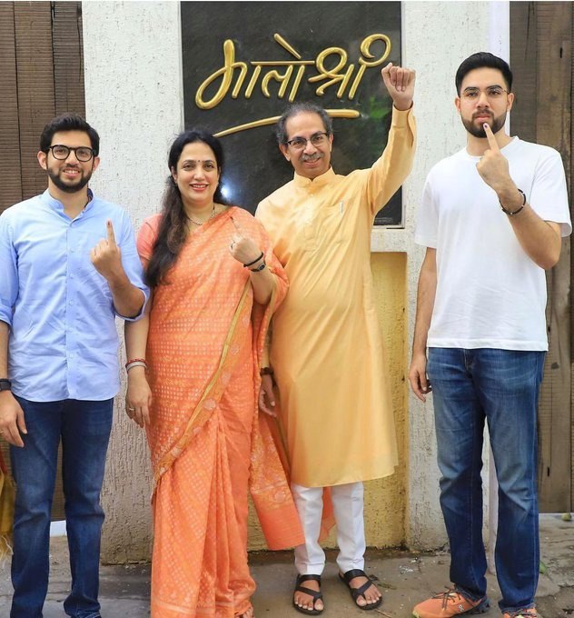 Sena UBT Chief Uddhav Thackeray Apni Parivar Ke Saath Mumbai ke Bandra East Mein Ek Polling Booth Par Matdaan Karte Hue