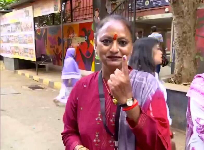 Shiv Sena Candidate Yamini Jadhav Casts Her Vote at South Mumbai Polling Booth