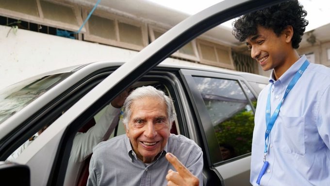 Industrialist Ratan Tata Mumbai Ke Colaba Mein Ek Polling Booth Par Matdaan Karte Hue, Lok Sabha Chunav Ke Panchve Charan Mein.