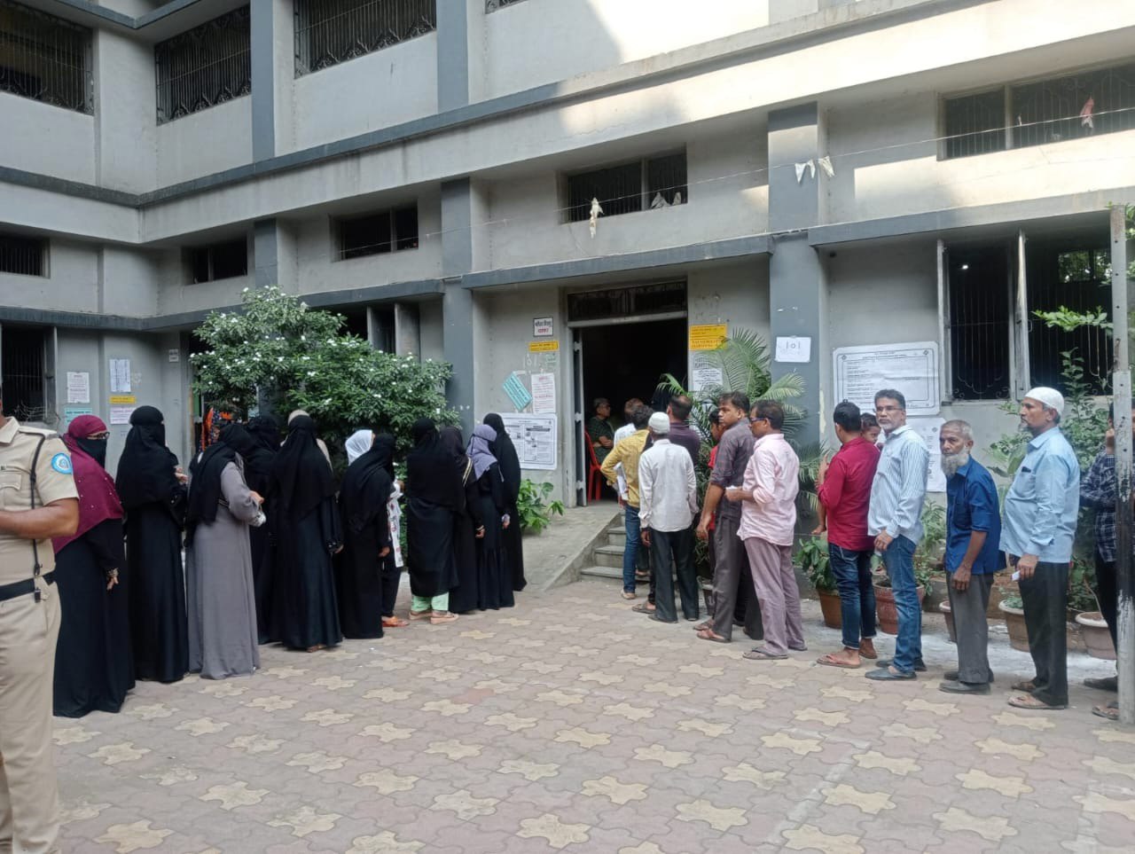 Muslims Woman In Line For Voting At Bhiwandi
