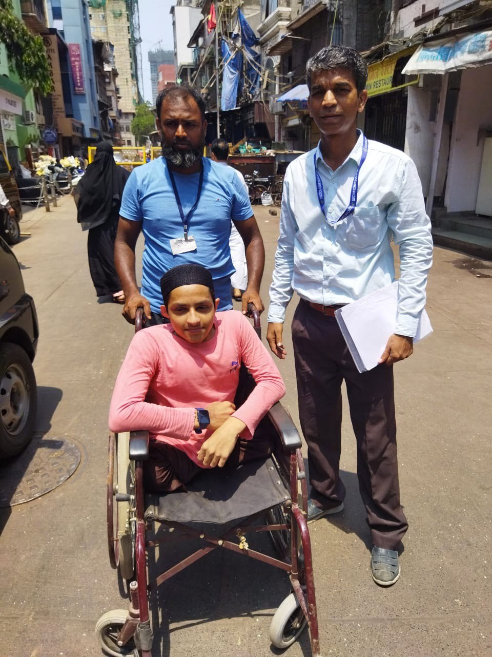 Handicapped Person Voting Ke Liye Jaate Hue